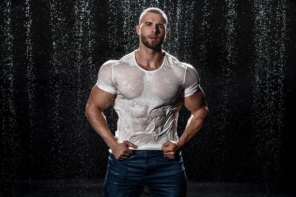 Muscular Man Rain Studio Sexy Male Water Drops — Foto de Stock