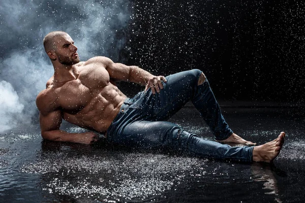 Muscular Man Rain Studio Sexy Male Water Drops Abs —  Fotos de Stock