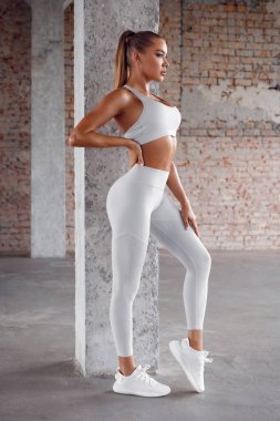 Seksi fitness kadını. Spor salonundaki güzel atletik kız