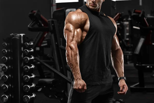 Мускулистый Человек Спортзале Мышцы Трицепса Сильный Мужчина — стоковое фото