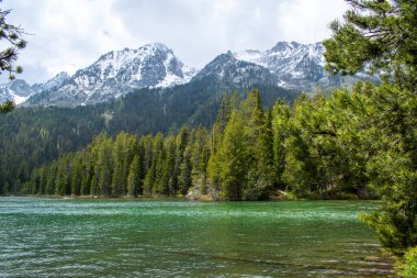 Dağlardaki gölün güzel manzarası