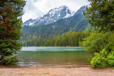Dağlardaki gölün güzel manzarası