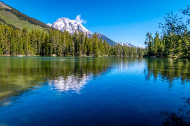 Dağlardaki güzel göl