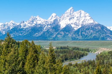 Grand Teton Ulusal Parkı 'nın dağlardaki manzaralı manzarası.