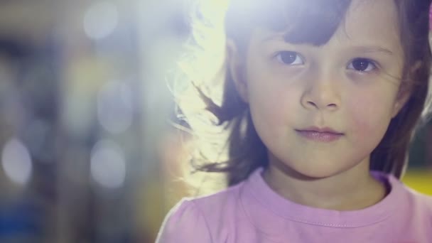 Ritratti di bambini al negozio, bambine felici che fanno espressioni facciali e sorridono, giocano e guardano la macchina fotografica al rallentatore in negozio. Sequenza. Modello Taisiya Kalchynskaya — Video Stock