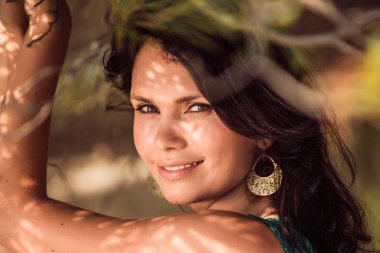 ormanda yeşil giysili Adriyatik Denizi kıyısında güzel bir kızın portresi