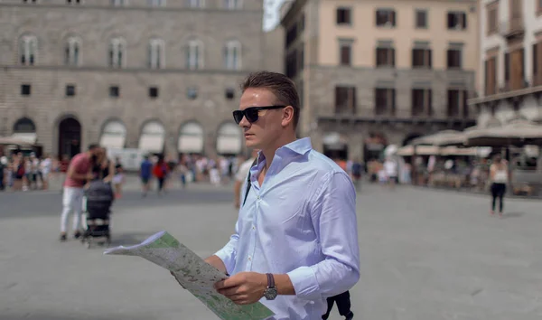 Jeune Homme Dans Une Vieille Ville Européenne Avec Une Carte — Photo