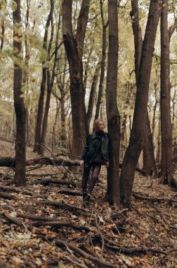 Sonbahar parkında sarışın, güzel bir kız.