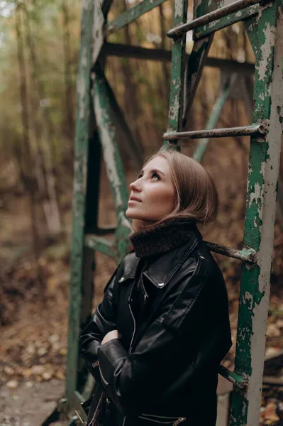 Mooi Meisje Met Blond Lang Haar Herfst Park — Stockfoto