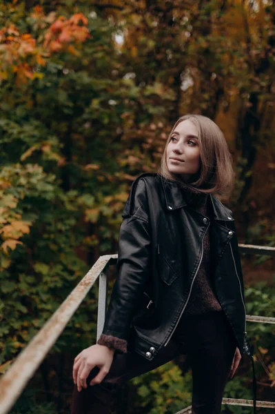 Bella Ragazza Con Capelli Lunghi Biondi Nel Parco Autunnale — Foto Stock