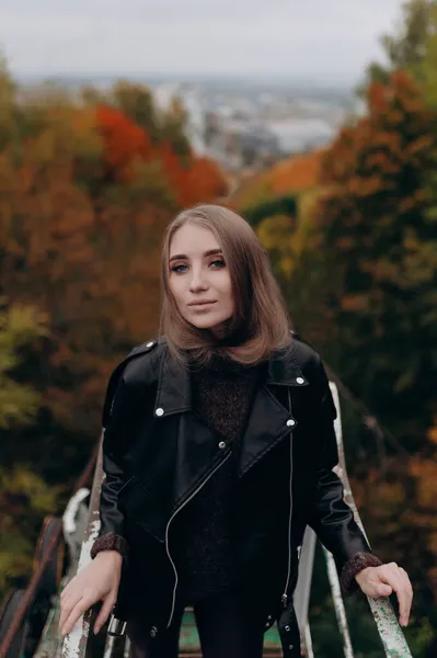 Menina Bonita Com Cabelo Longo Loiro Parque Outono — Fotografia de Stock