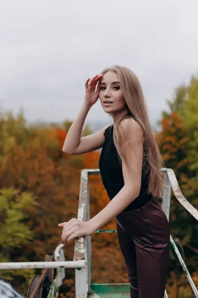 Hermosa Chica Con Pelo Largo Rubio Parque Otoño — Foto de Stock