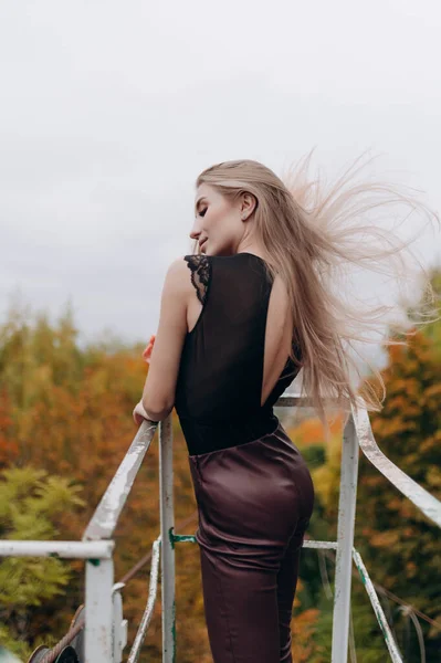 Bella Ragazza Con Capelli Lunghi Biondi Nel Parco Autunnale — Foto Stock