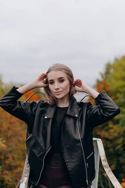 Mooi Meisje Met Blond Lang Haar Herfst Park — Stockfoto