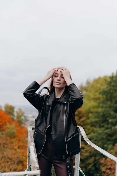 Bella Ragazza Con Capelli Lunghi Biondi Nel Parco Autunnale — Foto Stock