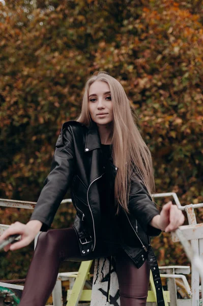 Bella Ragazza Con Capelli Lunghi Biondi Nel Parco Autunnale — Foto Stock