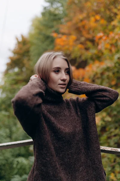 Mooi Meisje Met Blond Lang Haar Herfst Park — Stockfoto