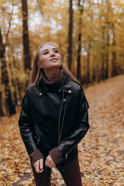 Hermosa Chica Con Pelo Largo Rubio Parque Otoño —  Fotos de Stock