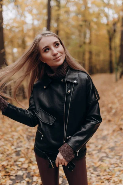 Mooi Meisje Met Blond Lang Haar Herfst Park — Stockfoto