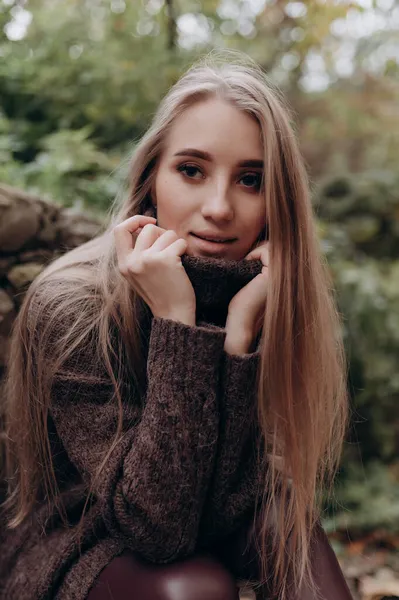 Όμορφη Κοπέλα Ξανθά Μακριά Μαλλιά Στο Πάρκο Φθινόπωρο — Φωτογραφία Αρχείου