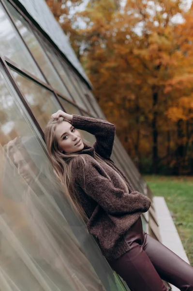 Красивая Девушка Длинными Светлыми Волосами Осеннем Парке — стоковое фото