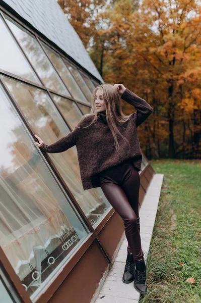 Mooi Meisje Met Blond Lang Haar Herfst Park — Stockfoto