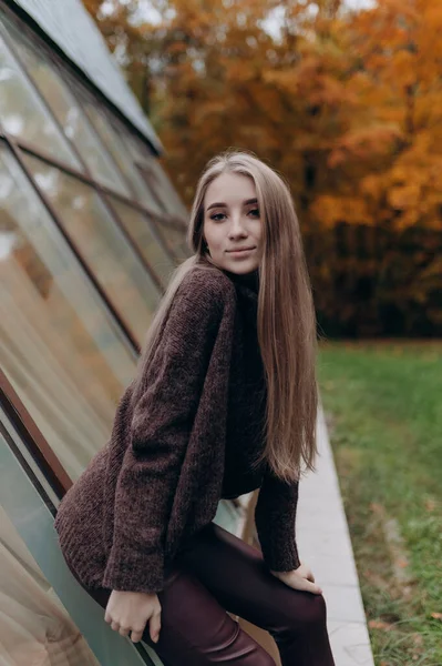 Mooi Meisje Met Blond Lang Haar Herfst Park — Stockfoto