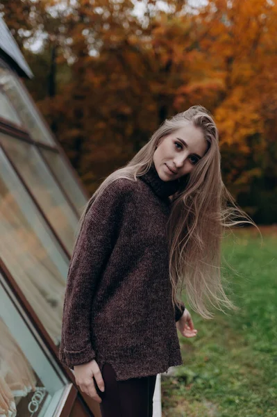 Красива Дівчина Блондинкою Довге Волосся Осінньому Парку — стокове фото