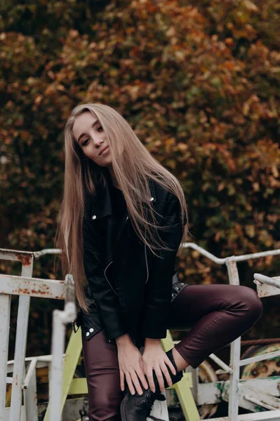 Mooi Meisje Met Blond Lang Haar Herfst Park Stockfoto
