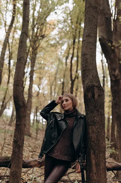 Mooi Meisje Met Blond Lang Haar Herfst Park Stockfoto