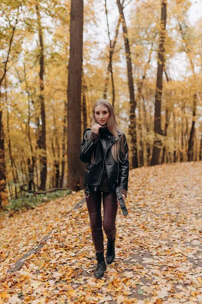 Mooi Meisje Met Blond Lang Haar Herfst Park Stockfoto