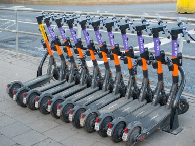 Moskova, Rusya - 5 Ekim 2021: Elektrikli scooterlar Moskova sokaklarında sıra sıra bekliyor.