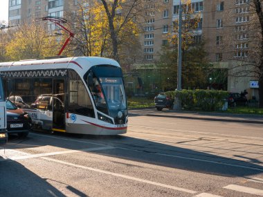 Moskova, Rusya - 5 Ekim 2021: Moskova sokakları boyunca tramvay ve arabalar gider.