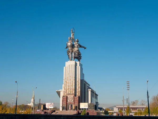 러시아의 모스크바 2021 하늘을 배경으로 노동자 여성의 조각품 워커와 — 스톡 사진