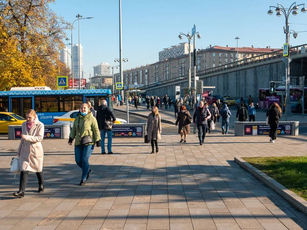 Moskova, Rusya - 5 Ekim 2021: İnsanlar Moskova metrosunun yakınındaki VDNKh istasyonunda yürüyorlar. Sonbahar günü.