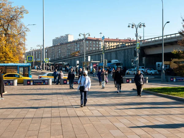 Москва Росія Жовтня 2021 Року Люди Йдуть Вулиці Біля Московського — стокове фото