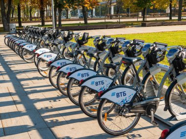 Moskova, Rusya - 5 Ekim 2021: Bisikletler VDNKh parkında peş peşe. Güneşli bir sonbahar günü. Sol görünüm.