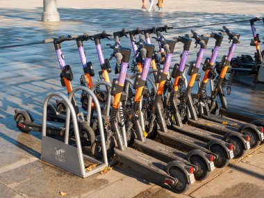 Moskova, Rusya - 5 Ekim 2021: VDNKh parkında elektrikli scooterlar arka arkaya duruyor. Güneşli bir sonbahar günü.