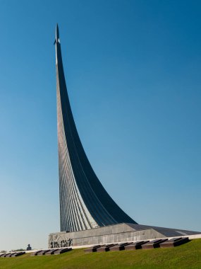 Moskova, Rusya - 5 Ekim 2021: Mavi gökyüzünün arka planına karşı VDNKh 'de uzayı fethedenlerin anıtı. Dikey.