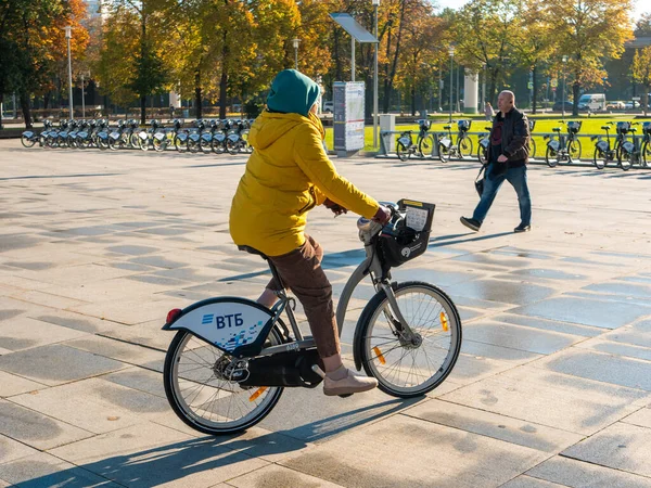Moszkva Oroszország 2021 Október Biciklizik Vdnkh Park Közelében Egy Napos — Stock Fotó