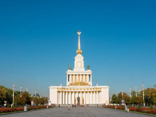 러시아 모스크바 2021 Vdnkh 파빌리온 기념비적 인건물은 미터나됩니다 사람들 전시관 — 스톡 사진