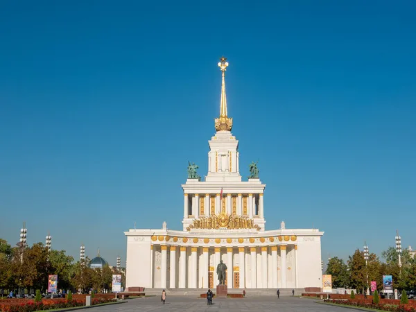 러시아 모스크바 2021 Vdnkh 파빌리온 기념비적 인건물은 미터나됩니다 사람들은 가을에 — 스톡 사진