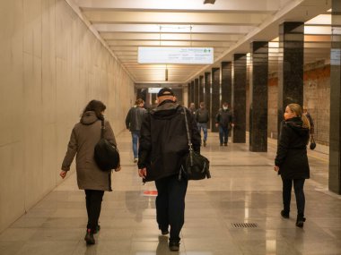 Moskova, Rusya - 5 Ekim 2021: Moskova metrosu. Maskeli insanlar istasyonun içine giriyor..