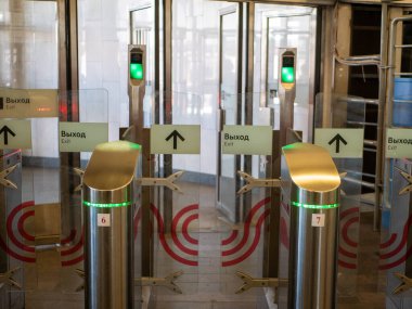 Moskova, Rusya - 5 Ekim 2021: Moskova Metro. Şehre girmek için turnike ve kameralar yerleştirildi. Yakın plan, insan yok..