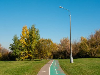Sonbahar günü. Parktaki patika, mavi gökyüzünün arka planına karşı ağaçlara kadar uzanıyor. Müze rezervi Kolomenskoye, Moskova, Rusya.
