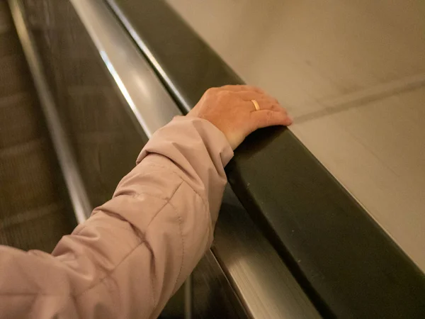 Metro Moscú Mujer Baja Por Escalera Mecánica Con Mano Barandilla —  Fotos de Stock