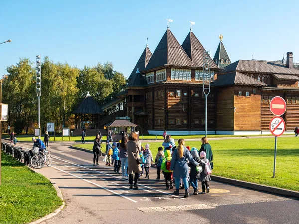 Moskova, Rusya - 5 Ekim 2021: Müze rezervi Kolomenskoye. Yetişkinler ve çocuklar bir grup halinde parkı geziyorlar..