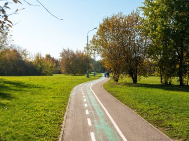 Moskova, Rusya - 5 Ekim 2021: İnsanlar parkta patika boyunca yürüyor. Kolomenskoye Müze-Rezervi, Moskova, Rusya.