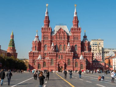 Moskova, Rusya - 5 Ekim 2021 Kızıl Meydan. Tarihi müzenin binası. İnsanlar meydanda yürüyor..