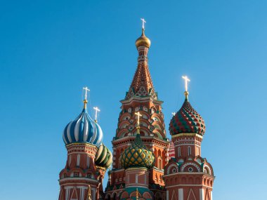 St. 'in parlak kubbeleri. Mavi gökyüzüne karşı Basil Katedrali. Kızıl Meydan, Moskova, Rusya.